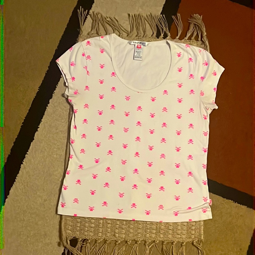 COPY - ☠️💓White scoop neck t-shirt w/ hot pink crossbones & hot pink heart mid …